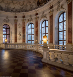 Schloss Bruchsal - Hauptbau / Corps de Logis - Beletage - Kuppelsaal - Blick in der Dämmerung vom Durchgang zum Fürstensaal nach Nordwesten in den Kuppelsaal (aufgenommen im Dezember 2019, am späten Nachmittag)