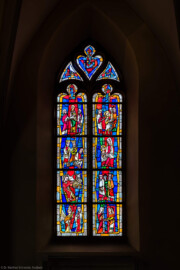 Waghäusel - Wallfahrtskirche - Von innen - Alter Chor - Nordwand  - Linkes / westliches Fenster - Von Süden - Das Fenster "Die Menschwerdung" - Blick auf das linke Chorfenster mit den Glasmalereien (Entwurf von Valentin Peter Feuerstein, Neckarsteinach, 1960; Ausführung von der Glaswerkstatt Meysen, Heidelberg) (aufgenommen im Dezember 2019, am späten Vormittag)