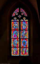 Waghäusel - Wallfahrtskirche - Von innen - Alter Chor - Nordwand  - Mittleres Fenster - Von Süden - Das Fenster "Die Passion" - Blick auf das mittlere Chorfenster mit den Glasmalereien (Entwurf von Valentin Peter Feuerstein, Neckarsteinach, 1960; Ausführung von der Glaswerkstatt Meysen, Heidelberg) (aufgenommen im Dezember 2019, am späten Vormittag)