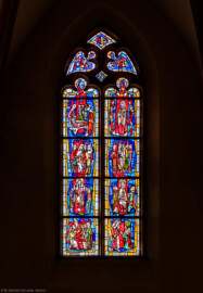 Waghäusel - Wallfahrtskirche - Von innen - Alter Chor - Nordostwand  - Rechtes / östliches Fenster - Von Südwesten - Das Fenster "Die Verherrlichung Christi und Mariens" - Blick auf das Chorfenster mit den Glasmalereien (Entwurf von Valentin Peter Feuerstein, Neckarsteinach, 1960; Ausführung von der Glaswerkstatt Meysen, Heidelberg) (aufgenommen im Dezember 2019, am späten Vormittag)