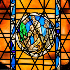 Waghäusel - Wallfahrtskirche - Von innen - Portal zum Kapuzinerchor - Von Westen - Blick auf das linke Medaillon der Tür - Der hl. Franziskus bei den Aussätzigen (aufgenommen im Dezember 2019, am frühen Nachmittag)