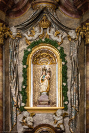 Waghäusel - Wallfahrtskirche - Von innen - Längsschiff - Im Südosten - Gnadenaltar - Von Westen - Blick auf den Gnadenaltar mit dem Gnadenbild der "Mutter mit dem gütigen Herzen" (Gnadenaltar gestaltet 1930 von Emil Sutor, 1888-1974; Madonna-Statuette wahrscheinlich geschaffen um 1430/40 in Lothringen) (aufgenommen im Dezember 2019, am Nachmittag)