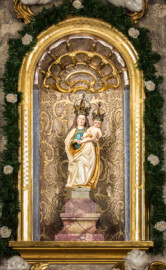 Waghäusel - Wallfahrtskirche - Von innen - Längsschiff - Im Südosten - Gnadenaltar - Von Westen - Blick auf das Gnadenbild der "Mutter mit dem gütigen Herzen" (Gnadenaltar gestaltet 1930 von Emil Sutor, 1888-1974; Madonna-Statuette wahrscheinlich geschaffen um 1430/40 in Lothringen) (aufgenommen im Dezember 2019, am Nachmittag)