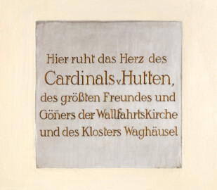 Waghäusel - Wallfahrtskirche - Von innen - Südwand nahe dem Gnadenaltar - von Norden - Blick auf die Gedenktafeltafel für Franz Christoph von Hutten zum Stolzenberg, Fürstbischof von Speyer - Hinter der Tafel befindet sich das Herz des Fürstbischofs in einer Nische, verschlossen am 11. Mai 1770 (aufgenommen im Dezember 2019, am Nachmittag)