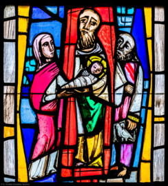 Waghäusel - Wallfahrtskirche - Von innen - Alter Chor - Nordwand - Linkes / westliches Fenster - Von Süden - Fenster "Die Menschwerdung" - Feld "Darstellung des Herrn" - Ausschnitt (linke Bahn, oberstes Feld) aus dem linken Chorfenster (Entwurf von Valentin Peter Feuerstein, Neckarsteinach, 1960; Ausführung von der Glaswerkstatt Meysen, Heidelberg) (aufgenommen im Januar 2020, am späten Vormittag) Waghäusel - Wallfahrtskirche - Von innen - Alter Chor - Nordwand - Linkes / westliches Fenster - Von Süden - Fenster "Die Menschwerdung" - Feld "Darstellung des Herrn" - Ausschnitt (linke Bahn, oberstes Feld) aus dem linken Chorfenster (Entwurf von Valentin Peter Feuerstein, Neckarsteinach, 1960; Ausführung von der Glaswerkstatt Meysen, Heidelberg) (aufgenommen im Januar 2020, am späten Vormittag)