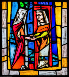 Waghäusel - Wallfahrtskirche - Von innen - Alter Chor - Nordwand  - Linkes / westliches Fenster - Von Süden - Fenster "Die Menschwerdung" - Feld "Visitatio" - Ausschnitt (rechte Bahn, unterstes Feld) aus dem linken Chorfenster (Entwurf von Valentin Peter Feuerstein, Neckarsteinach, 1960; Ausführung von der Glaswerkstatt Meysen, Heidelberg) (aufgenommen im Januar 2020, am späten Vormittag)