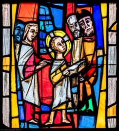 Waghäusel - Wallfahrtskirche - Von innen - Alter Chor - Nordwand  - Linkes / westliches Fenster - Von Süden - Fenster "Die Menschwerdung" - Feld "Jesus im Tempel unter den Schriftgelehrten" - Ausschnitt (rechte Bahn, oberstes Feld) aus dem linken Chorfenster (Entwurf von Valentin Peter Feuerstein, Neckarsteinach, 1960; Ausführung von der Glaswerkstatt Meysen, Heidelberg) (aufgenommen im Januar 2020, am späten Vormittag)