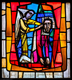Waghäusel - Wallfahrtskirche - Von innen - Alter Chor - Nordwand  - Mittleres Fenster - Von Süden - Fenster "Die Passion" - Feld "Jesus in Todesangst auf dem Ölberg" - Ausschnitt (linke Bahn, unterstes Feld) aus dem mittleren Chorfenster (Entwurf von Valentin Peter Feuerstein, Neckarsteinach, 1960; Ausführung von der Glaswerkstatt Meysen, Heidelberg) (aufgenommen im Januar 2020, um die Mittagszeit)