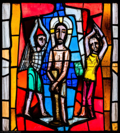 Waghäusel - Wallfahrtskirche - Von innen - Alter Chor - Nordwand  - Mittleres Fenster - Von Süden - Fenster "Die Passion" - Feld "Geißelung" - Ausschnitt (linke Bahn, zweites Feld von unten) aus dem mittleren Chorfenster (Entwurf von Valentin Peter Feuerstein, Neckarsteinach, 1960; Ausführung von der Glaswerkstatt Meysen, Heidelberg) (aufgenommen im Januar 2020, um die Mittagszeit)