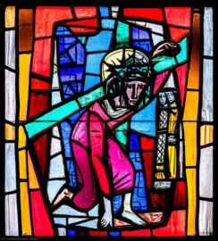 Waghäusel - Wallfahrtskirche - Von innen - Alter Chor - Nordwand  - Mittleres Fenster - Von Süden - Fenster "Die Passion" - Feld "Kreuzweg" - Ausschnitt (linke Bahn, zweites Feld von oben) aus dem mittleren Chorfenster (Entwurf von Valentin Peter Feuerstein, Neckarsteinach, 1960; Ausführung von der Glaswerkstatt Meysen, Heidelberg) (aufgenommen im Januar 2020, um die Mittagszeit)