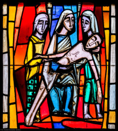 Waghäusel - Wallfahrtskirche - Von innen - Alter Chor - Nordwand  - Mittleres Fenster - Von Süden - Fenster "Die Passion" - Feld "Kreuzabnahme" - Ausschnitt (linke Bahn, oberstes Feld) aus dem mittleren Chorfenster (Entwurf von Valentin Peter Feuerstein, Neckarsteinach, 1960; Ausführung von der Glaswerkstatt Meysen, Heidelberg) (aufgenommen im Januar 2020, um die Mittagszeit)