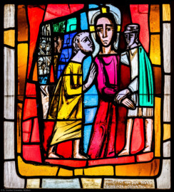 Waghäusel - Wallfahrtskirche - Von innen - Alter Chor - Nordwand  - Mittleres Fenster - Von Süden - Fenster "Die Passion" - Feld "Verrat durch Judas" - Ausschnitt (rechte Bahn, unterstes Feld) aus dem mittleren Chorfenster (Entwurf von Valentin Peter Feuerstein, Neckarsteinach, 1960; Ausführung von der Glaswerkstatt Meysen, Heidelberg) (aufgenommen im Januar 2020, um die Mittagszeit)