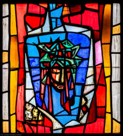 Waghäusel - Wallfahrtskirche - Von innen - Alter Chor - Nordwand  - Mittleres Fenster - Von Süden - Fenster "Die Passion" - Feld "Dornenkrönung" - Ausschnitt (rechte Bahn, zweites Feld von unten) aus dem mittleren Chorfenster (Entwurf von Valentin Peter Feuerstein, Neckarsteinach, 1960; Ausführung von der Glaswerkstatt Meysen, Heidelberg) (aufgenommen im Januar 2020, um die Mittagszeit)