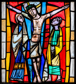 Waghäusel - Wallfahrtskirche - Von innen - Alter Chor - Nordwand  - Mittleres Fenster - Von Süden - Fenster "Die Passion" - Feld "Kreuzigung" - Ausschnitt (rechte Bahn, zweites Feld von oben) aus dem mittleren Chorfenster (Entwurf von Valentin Peter Feuerstein, Neckarsteinach, 1960; Ausführung von der Glaswerkstatt Meysen, Heidelberg) (aufgenommen im Januar 2020, um die Mittagszeit)