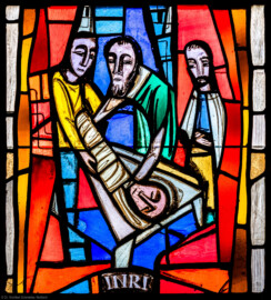 Waghäusel - Wallfahrtskirche - Von innen - Alter Chor - Nordwand - Mittleres Fenster - Von Süden - Fenster "Die Passion" - Feld "Grablegung" - Ausschnitt (rechte Bahn, oberstes Feld) aus dem mittleren Chorfenster (Entwurf von Valentin Peter Feuerstein, Neckarsteinach, 1960; Ausführung von der Glaswerkstatt Meysen, Heidelberg) (aufgenommen im Januar 2020, um die Mittagszeit) Waghäusel - Wallfahrtskirche - Von innen - Alter Chor - Nordwand - Mittleres Fenster - Von Süden - Fenster "Die Passion" - Feld "Grablegung" - Ausschnitt (rechte Bahn, oberstes Feld) aus dem mittleren Chorfenster (Entwurf von Valentin Peter Feuerstein, Neckarsteinach, 1960; Ausführung von der Glaswerkstatt Meysen, Heidelberg) (aufgenommen im Januar 2020, um die Mittagszeit)