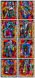 Waghäusel - Wallfahrtskirche - Von innen - Alter Chor - Nordwand  - Mittleres Fenster - Von Süden - Fenster "Die Passion" - Collage aus allen Feldern des mittleren Chorfensters (Anordnung analog dem Fenster) (Entwurf von Valentin Peter Feuerstein, Neckarsteinach, 1960; Ausführung von der Glaswerkstatt Meysen, Heidelberg) (aufgenommen im Januar 2020, um die Mittagszeit)