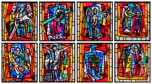 Waghäusel - Wallfahrtskirche - Von innen - Alter Chor - Nordwand  - Mittleres Fenster - Von Süden - Fenster "Die Passion" - Collage aus allen Feldern des mittleren Chorfensters (obere Zeile entspricht linker, untere Zeile entspricht rechter Bahn des Fensters) (Entwurf von Valentin Peter Feuerstein, Neckarsteinach, 1960; Ausführung von der Glaswerkstatt Meysen, Heidelberg) (aufgenommen im Januar 2020, um die Mittagszeit)