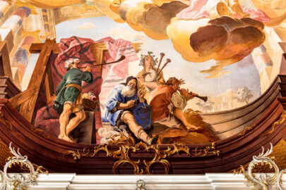 Schloss Bruchsal - Hauptbau / Corps de Logis - Beletage - Fürstensaal - Decke, östlich des Zentrums - Ausschnitt aus der östlichen äußeren Zone - Darstellung der Vier Jahreszeiten und der Vier Lebensalter als Musikkapelle - Links (Junge mit Blasinstrument): Darstellung des Frühlings und der Kindheit; links der Mitte (alter Mann mit Triangel): Darstellung des Winters und des Alters;  Mitte (erwachsener Mann mit Dudelsack); Darstellung des Herbsts und des Erwachsenenalters; rechts der Mitte (junger Mann mit Schalmei) Darstellung des Sommers und der Jugend (Deckenfresko urspünglich gemalt 1751 von Johannes Zick, originalgetreu rekonstruiert 1966 bis 1969 von Wolfram Köberl) (aufgenommen im Januar 2020, am späten Vormittag)