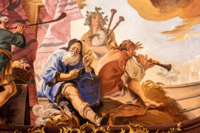 Schloss Bruchsal - Hauptbau / Corps de Logis - Beletage - Fürstensaal - Decke, östlich des Zentrums - Ausschnitt aus der östlichen äußeren Zone - Darstellung der Vier Jahreszeiten und der Vier Lebensalter als Musikkapelle - Links (Junge mit Blasinstrument): Darstellung des Frühlings und der Kindheit; links der Mitte (alter Mann mit Triangel): Darstellung des Winters und des Alters; Mitte (erwachsener Mann mit Dudelsack); Darstellung des Herbsts und des Erwachsenenalters; rechts der Mitte (junger Mann mit Schalmei) Darstellung des Sommers und der Jugend (Deckenfresko urspünglich gemalt 1751 von Johannes Zick, originalgetreu rekonstruiert 1966 bis 1969 von Wolfram Köberl) (aufgenommen im Januar 2020, am späten Vormittag) Schloss Bruchsal - Hauptbau / Corps de Logis - Beletage - Fürstensaal - Decke, östlich des Zentrums - Ausschnitt aus der östlichen äußeren Zone - Darstellung der Vier Jahreszeiten und der Vier Lebensalter als Musikkapelle - Links (Junge mit Blasinstrument): Darstellung des Frühlings und der Kindheit; links der Mitte (alter Mann mit Triangel): Darstellung des Winters und des Alters; Mitte (erwachsener Mann mit Dudelsack); Darstellung des Herbsts und des Erwachsenenalters; rechts der Mitte (junger Mann mit Schalmei) Darstellung des Sommers und der Jugend (Deckenfresko urspünglich gemalt 1751 von Johannes Zick, originalgetreu rekonstruiert 1966 bis 1969 von Wolfram Köberl) (aufgenommen im Januar 2020, am späten Vormittag)