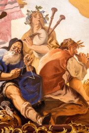 Schloss Bruchsal - Hauptbau / Corps de Logis - Beletage - Fürstensaal - Decke, östlich des Zentrums - Ausschnitt aus der östlichen äußeren Zone - Ausschnitt aus der Darstellung der Vier Jahreszeiten und der Vier Lebensalter als Musikkapelle - links der Mitte (alter Mann mit Triangel): Darstellung des Winters und des Alters; Mitte (erwachsener Mann mit Dudelsack); Darstellung des Herbsts und des Erwachsenenalters; rechts der Mitte (junger Mann mit Schalmei) Darstellung des Sommers und der Jugend (Deckenfresko urspünglich gemalt 1751 von Johannes Zick, originalgetreu rekonstruiert 1966 bis 1969 von Wolfram Köberl) (aufgenommen im Januar 2020, am späten Vormittag) Schloss Bruchsal - Hauptbau / Corps de Logis - Beletage - Fürstensaal - Decke, östlich des Zentrums - Ausschnitt aus der östlichen äußeren Zone - Ausschnitt aus der Darstellung der Vier Jahreszeiten und der Vier Lebensalter als Musikkapelle - links der Mitte (alter Mann mit Triangel): Darstellung des Winters und des Alters; Mitte (erwachsener Mann mit Dudelsack); Darstellung des Herbsts und des Erwachsenenalters; rechts der Mitte (junger Mann mit Schalmei) Darstellung des Sommers und der Jugend (Deckenfresko urspünglich gemalt 1751 von Johannes Zick, originalgetreu rekonstruiert 1966 bis 1969 von Wolfram Köberl) (aufgenommen im Januar 2020, am späten Vormittag)