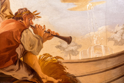 Schloss Bruchsal - Hauptbau / Corps de Logis - Beletage - Fürstensaal - Decke, östlich des Zentrums - Ausschnitt aus der östlichen äußeren Zone - Ausschnitt aus der Darstellung der Vier Jahreszeiten und der Vier Lebensalter als Musikkapelle - Mitte (junger Mann mit Schalmei) Darstellung des Sommers und der Jugend (Deckenfresko urspünglich gemalt 1751 von Johannes Zick, originalgetreu rekonstruiert 1966 bis 1969 von Wolfram Köberl) (aufgenommen im Januar 2020, am späten Vormittag) Schloss Bruchsal - Hauptbau / Corps de Logis - Beletage - Fürstensaal - Decke, östlich des Zentrums - Ausschnitt aus der östlichen äußeren Zone - Ausschnitt aus der Darstellung der Vier Jahreszeiten und der Vier Lebensalter als Musikkapelle - Mitte (junger Mann mit Schalmei) Darstellung des Sommers und der Jugend (Deckenfresko urspünglich gemalt 1751 von Johannes Zick, originalgetreu rekonstruiert 1966 bis 1969 von Wolfram Köberl) (aufgenommen im Januar 2020, am späten Vormittag)