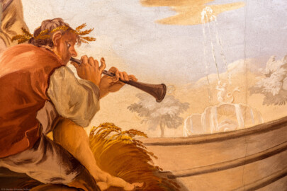 Schloss Bruchsal - Hauptbau / Corps de Logis - Beletage - Fürstensaal - Decke, östlich des Zentrums - Ausschnitt aus der östlichen äußeren Zone - Ausschnitt aus der Darstellung der Vier Jahreszeiten und der Vier Lebensalter als Musikkapelle - Mitte (junger Mann mit Schalmei) Darstellung des Sommers und der Jugend (Deckenfresko urspünglich gemalt 1751 von Johannes Zick, originalgetreu rekonstruiert 1966 bis 1969 von Wolfram Köberl) (aufgenommen im Januar 2020, am späten Vormittag) Schloss Bruchsal - Hauptbau / Corps de Logis - Beletage - Fürstensaal - Decke, östlich des Zentrums - Ausschnitt aus der östlichen äußeren Zone - Ausschnitt aus der Darstellung der Vier Jahreszeiten und der Vier Lebensalter als Musikkapelle - Mitte (junger Mann mit Schalmei) Darstellung des Sommers und der Jugend (Deckenfresko urspünglich gemalt 1751 von Johannes Zick, originalgetreu rekonstruiert 1966 bis 1969 von Wolfram Köberl) (aufgenommen im Januar 2020, am späten Vormittag)