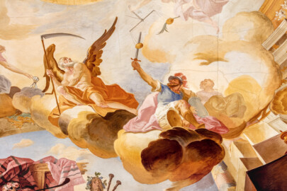 Schloss Bruchsal - Hauptbau / Corps de Logis - Beletage - Fürstensaal - Decke, östlich des Zentrums - Ausschnitt aus der östlichen inneren Zone - Links: Darstellung des Zeitgotts Chronos mit Sense und Stundenglas; rechts der Mitte: Darstellung des Kriegsgotts Mars als Krieger mit Federhelm und Handtrommel; oben: Waage der Göttin der Gerechtigkeit Justitia, in deren rechter Waagschale ein Friedenszweig liegt, in die linke Schale legt Mars sein Schwert; rechts: Darstellung einer Frau mit einer Säule als Allegorie der Stärke (Deckenfresko urspünglich gemalt 1751 von Johannes Zick, originalgetreu rekonstruiert 1966 bis 1969 von Wolfram Köberl) (aufgenommen im Januar 2020, am späten Vormittag) Schloss Bruchsal - Hauptbau / Corps de Logis - Beletage - Fürstensaal - Decke, östlich des Zentrums - Ausschnitt aus der östlichen inneren Zone - Links: Darstellung des Zeitgotts Chronos mit Sense und Stundenglas; rechts der Mitte: Darstellung des Kriegsgotts Mars als Krieger mit Federhelm und Handtrommel; oben: Waage der Göttin der Gerechtigkeit Justitia, in deren rechter Waagschale ein Friedenszweig liegt, in die linke Schale legt Mars sein Schwert; rechts: Darstellung einer Frau mit einer Säule als Allegorie der Stärke (Deckenfresko urspünglich gemalt 1751 von Johannes Zick, originalgetreu rekonstruiert 1966 bis 1969 von Wolfram Köberl) (aufgenommen im Januar 2020, am späten Vormittag)