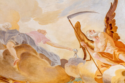 Schloss Bruchsal - Hauptbau / Corps de Logis - Beletage - Fürstensaal - Decke, nordöstlich des Zentrums - Ausschnitt aus der nordöstlichen inneren Zone - Rechts: Darstellung des Zeitgotts Chronos mit Sense und Stundenglas; links: Darstellung einer Frau beim Versuch, das Stundenglas zu ergreifen (Deckenfresko urspünglich gemalt 1751 von Johannes Zick, originalgetreu rekonstruiert 1966 bis 1969 von Wolfram Köberl) (aufgenommen im Januar 2020, um die Mittagszeit) Schloss Bruchsal - Hauptbau / Corps de Logis - Beletage - Fürstensaal - Decke, nordöstlich des Zentrums - Ausschnitt aus der nordöstlichen inneren Zone - Rechts: Darstellung des Zeitgotts Chronos mit Sense und Stundenglas; links: Darstellung einer Frau beim Versuch, das Stundenglas zu ergreifen (Deckenfresko urspünglich gemalt 1751 von Johannes Zick, originalgetreu rekonstruiert 1966 bis 1969 von Wolfram Köberl) (aufgenommen im Januar 2020, um die Mittagszeit)