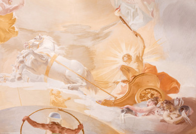 Schloss Bruchsal - Hauptbau / Corps de Logis - Beletage - Marmorsaal / Kaisersaal - Deckenfresko, Innere Zone, nördlich des Zentrums - Von Süden - Oben: der Sonnengott Apoll mit seinem Sonnenwagen über dem Zodiacus (dem Tierkreis); unterhalb des Sonnenwagens: zwei Horen, Göttinnen der Jahreszeiten, Tau aus Krügen gießend; unten links: der Weltbaumeister Demogorgon mit Schlangenring als Symbol der Ewigkeit, vor einem Obelisk mit einer Weltkugel oben; darüber: die speyerische "Gnadenjungfrau" Astraia im Tierkreis (Deckenfresko urspünglich gemalt 1754 von Johannes Zick, originalgetreu rekonstruiert 1971 bis 1974 von Wolfram Köberl; Stuck urspünglich von Johann Michael Feuchtmayer dem Jüngeren, rekonstruiert 1962 bis 1969 von Jakob und Josef Schnitzer) (aufgenommen im Januar 2020, am Nachmittag) Schloss Bruchsal - Hauptbau / Corps de Logis - Beletage - Marmorsaal / Kaisersaal - Deckenfresko, Innere Zone, nördlich des Zentrums - Von Süden - Oben: der Sonnengott Apoll mit seinem Sonnenwagen über dem Zodiacus (dem Tierkreis); unterhalb des Sonnenwagens: zwei Horen, Göttinnen der Jahreszeiten, Tau aus Krügen gießend; unten links: der Weltbaumeister Demogorgon mit Schlangenring als Symbol der Ewigkeit, vor einem Obelisk mit einer Weltkugel oben; darüber: die speyerische "Gnadenjungfrau" Astraia im Tierkreis (Deckenfresko urspünglich gemalt 1754 von Johannes Zick, originalgetreu rekonstruiert 1971 bis 1974 von Wolfram Köberl; Stuck urspünglich von Johann Michael Feuchtmayer dem Jüngeren, rekonstruiert 1962 bis 1969 von Jakob und Josef Schnitzer) (aufgenommen im Januar 2020, am Nachmittag)