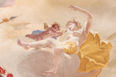 Schloss Bruchsal - Hauptbau / Corps de Logis - Beletage - Marmorsaal / Kaisersaal - Deckenfresko, Innere Zone, nordwestlich des Zentrums - Von Osten - Links: Darstellung des Amors, die Personifikation des Sichverliebens, mit Pfeil und Bogen; rechts: Darstellung der Venus, Göttin der Schönheit und Liebe (Deckenfresko urspünglich gemalt 1754 von Johannes Zick, originalgetreu rekonstruiert 1971 bis 1974 von Wolfram Köberl; Stuck urspünglich von Johann Michael Feuchtmayer dem Jüngeren, rekonstruiert 1962 bis 1969 von Jakob und Josef Schnitzer) (aufgenommen im Januar 2020, am Nachmittag) Schloss Bruchsal - Hauptbau / Corps de Logis - Beletage - Marmorsaal / Kaisersaal - Deckenfresko, Innere Zone, nordwestlich des Zentrums - Von Osten - Links: Darstellung des Amors, die Personifikation des Sichverliebens, mit Pfeil und Bogen; rechts: Darstellung der Venus, Göttin der Schönheit und Liebe (Deckenfresko urspünglich gemalt 1754 von Johannes Zick, originalgetreu rekonstruiert 1971 bis 1974 von Wolfram Köberl; Stuck urspünglich von Johann Michael Feuchtmayer dem Jüngeren, rekonstruiert 1962 bis 1969 von Jakob und Josef Schnitzer) (aufgenommen im Januar 2020, am Nachmittag)