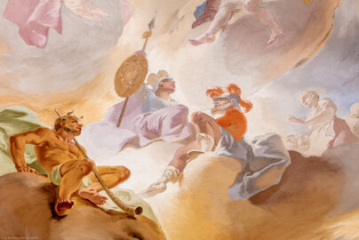 Schloss Bruchsal - Hauptbau / Corps de Logis - Beletage - Marmorsaal / Kaisersaal - Deckenfresko, Innere Zone, nordwestlich des Zentrums - Von Osten - Links unten: Darstellung des Wald- und Wiesengotts Pan, ein Alphorn an seine Schulter angelehnt; links der Mitte: Darstellung der Athene, Göttin der Weisheit, des Kampfes, der Kunst u.v., mit Federhelm, Lanze und Schild; rechts der Mitte: Darstellung des Kriegsgotts Mars, mit Federhelm (Deckenfresko urspünglich gemalt 1754 von Johannes Zick, originalgetreu rekonstruiert 1971 bis 1974 von Wolfram Köberl; Stuck urspünglich von Johann Michael Feuchtmayer dem Jüngeren, rekonstruiert 1962 bis 1969 von Jakob und Josef Schnitzer) (aufgenommen im Januar 2020, am Nachmittag) Schloss Bruchsal - Hauptbau / Corps de Logis - Beletage - Marmorsaal / Kaisersaal - Deckenfresko, Innere Zone, nordwestlich des Zentrums - Von Osten - Links unten: Darstellung des Wald- und Wiesengotts Pan, ein Alphorn an seine Schulter angelehnt; links der Mitte: Darstellung der Athene, Göttin der Weisheit, des Kampfes, der Kunst u.v., mit Federhelm, Lanze und Schild; rechts der Mitte: Darstellung des Kriegsgotts Mars, mit Federhelm (Deckenfresko urspünglich gemalt 1754 von Johannes Zick, originalgetreu rekonstruiert 1971 bis 1974 von Wolfram Köberl; Stuck urspünglich von Johann Michael Feuchtmayer dem Jüngeren, rekonstruiert 1962 bis 1969 von Jakob und Josef Schnitzer) (aufgenommen im Januar 2020, am Nachmittag)