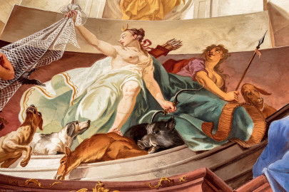 Schloss Bruchsal - Hauptbau / Corps de Logis - Beletage - Fürstensaal - Decke, untere Zone, Südwestecke - Ausschnitt aus der südwestlichen äußeren Zone - Ausschnitt aus der Darstellung der Jagd, ein wichtiger Wirtschaftszweig Bruchsals - Mitte (Frau mit Bogen und Köcher): Darstellung der griechischen / römischen Jagdgöttin Artemis / Diana, auf dem Kopf eine Mondsichel (als Göttin des Mondes) (Deckenfresko urspünglich gemalt 1751 von Johannes Zick, originalgetreu rekonstruiert 1966 bis 1969 von Wolfram Köberl) (aufgenommen im Januar 2020, am späten Vormittag) Schloss Bruchsal - Hauptbau / Corps de Logis - Beletage - Fürstensaal - Decke, untere Zone, Südwestecke - Ausschnitt aus der südwestlichen äußeren Zone - Ausschnitt aus der Darstellung der Jagd, ein wichtiger Wirtschaftszweig Bruchsals - Mitte (Frau mit Bogen und Köcher): Darstellung der griechischen / römischen Jagdgöttin Artemis / Diana, auf dem Kopf eine Mondsichel (als Göttin des Mondes) (Deckenfresko urspünglich gemalt 1751 von Johannes Zick, originalgetreu rekonstruiert 1966 bis 1969 von Wolfram Köberl) (aufgenommen im Januar 2020, am späten Vormittag)