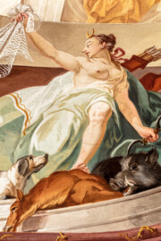 Schloss Bruchsal - Hauptbau / Corps de Logis - Beletage - Fürstensaal - Decke, untere Zone, Südwestecke - Ausschnitt aus der südwestlichen äußeren Zone - Ausschnitt aus der Darstellung der Jagd, ein wichtiger Wirtschaftszweig Bruchsals - Mitte (Frau mit Bogen und Köcher): Darstellung der griechischen / römischen Jagdgöttin Artemis / Diana, auf dem Kopf eine Mondsichel (als Göttin des Mondes) (Deckenfresko urspünglich gemalt 1751 von Johannes Zick, originalgetreu rekonstruiert 1966 bis 1969 von Wolfram Köberl) (aufgenommen im Januar 2020, am späten Vormittag) Schloss Bruchsal - Hauptbau / Corps de Logis - Beletage - Fürstensaal - Decke, untere Zone, Südwestecke - Ausschnitt aus der südwestlichen äußeren Zone - Ausschnitt aus der Darstellung der Jagd, ein wichtiger Wirtschaftszweig Bruchsals - Mitte (Frau mit Bogen und Köcher): Darstellung der griechischen / römischen Jagdgöttin Artemis / Diana, auf dem Kopf eine Mondsichel (als Göttin des Mondes) (Deckenfresko urspünglich gemalt 1751 von Johannes Zick, originalgetreu rekonstruiert 1966 bis 1969 von Wolfram Köberl) (aufgenommen im Januar 2020, am späten Vormittag)