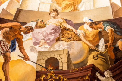 Schloss Bruchsal - Hauptbau / Corps de Logis - Beletage - Fürstensaal - Decke, äußere Zone, Nordostecke - Ausschnitt aus der nordöstlichen äußeren Zone - Darstellung der Salzgewinnung, ein wichtiger Wirtschaftszweig Bruchsals - Mittig oben (Frau mit Schlüssel in der Hand): Darstellung der Erdgöttin Cybele mit den Attributen der Erde (Mauerkrone, Löwe und Früchtekorb); aus ihrer Brust fließt Salzwasser, das auf dem Herd verdampft; links (Mann mit Hammer): Darstellung des Vulcanus, des Feuer- und Schmiedegotts; rechts (Männer bei der Salzabfüllung): Salz wird in einen Sack abgefüllt, der Sack trägt das alchemistische Zeichen für Salz (Deckenfresko urspünglich gemalt 1751 von Johannes Zick, originalgetreu rekonstruiert 1966 bis 1969 von Wolfram Köberl) (aufgenommen im Januar 2020, um die Mittagszeit) Schloss Bruchsal - Hauptbau / Corps de Logis - Beletage - Fürstensaal - Decke, äußere Zone, Nordostecke - Ausschnitt aus der nordöstlichen äußeren Zone - Darstellung der Salzgewinnung, ein wichtiger Wirtschaftszweig Bruchsals - Mittig oben (Frau mit Schlüssel in der Hand): Darstellung der Erdgöttin Cybele mit den Attributen der Erde (Mauerkrone, Löwe und Früchtekorb); aus ihrer Brust fließt Salzwasser, das auf dem Herd verdampft; links (Mann mit Hammer): Darstellung des Vulcanus, des Feuer- und Schmiedegotts; rechts (Männer bei der Salzabfüllung): Salz wird in einen Sack abgefüllt, der Sack trägt das alchemistische Zeichen für Salz (Deckenfresko urspünglich gemalt 1751 von Johannes Zick, originalgetreu rekonstruiert 1966 bis 1969 von Wolfram Köberl) (aufgenommen im Januar 2020, um die Mittagszeit)