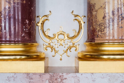 Schloss Bruchsal - Hauptbau / Corps de Logis - Beletage - Marmorsaal / Kaisersaal - Stuckmarmorsäulen links neben dem Durchgang zum Kuppelsaal - Von Westen - Blick auf eine vergoldete Stuckverzierung an der Wand (aufgenommen im Januar 2020, am Nachmittag) Schloss Bruchsal - Hauptbau / Corps de Logis - Beletage - Marmorsaal / Kaisersaal - Stuckmarmorsäulen links neben dem Durchgang zum Kuppelsaal - Von Westen - Blick auf eine vergoldete Stuckverzierung an der Wand (aufgenommen im Januar 2020, am Nachmittag)