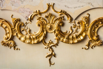 Schloss Bruchsal - Hauptbau / Corps de Logis - Beletage - Marmorsaal / Kaisersaal - Nische am Südwestfenster, rechte/nördliche Wand - Von Südosten - Blick auf eine vergoldete Stuckverzierung an der Wand (aufgenommen im Januar 2020, am Nachmittag) Schloss Bruchsal - Hauptbau / Corps de Logis - Beletage - Marmorsaal / Kaisersaal - Nische am Südwestfenster, rechte/nördliche Wand - Von Südosten - Blick auf eine vergoldete Stuckverzierung an der Wand (aufgenommen im Januar 2020, am Nachmittag)