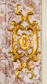 Schloss Bruchsal - Hauptbau / Corps de Logis - Beletage - Marmorsaal / Kaisersaal - Durchgang zum Kuppelsaal, Türrahmen rechts - Von Westen - Blick auf eine vergoldete Stuckverzierung am Türrahmen (aufgenommen im Januar 2020, am späten Nachmittag)