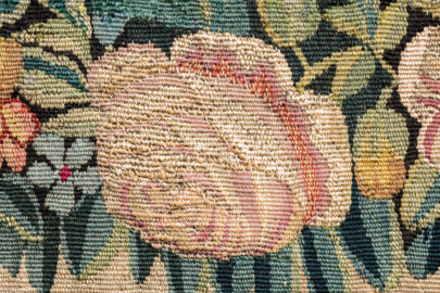 Schloss Bruchsal - Hauptbau / Corps de Logis - Beletage - Garderobenzimmer / Pagenzimmer - Nördliche Wand - Nahaufnahme einer Blüte einer Veston-Tapisserie (aufgenommen im Januar 2020, am Nachmittag) Schloss Bruchsal - Hauptbau / Corps de Logis - Beletage - Garderobenzimmer / Pagenzimmer - Nördliche Wand - Nahaufnahme einer Blüte einer Veston-Tapisserie (aufgenommen im Januar 2020, am Nachmittag)