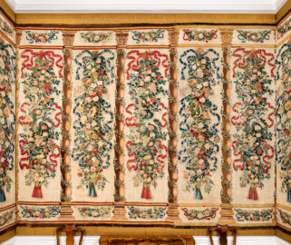 Schloss Bruchsal - Hauptbau / Corps de Logis - Beletage - Garderobenzimmer / Pagenzimmer - Nördliche Wand - Blick auf fünf Bahnen der Veston-Tapisserien, auch als "Vestontapete" bezeichnet (linke drei Bahnen: Inv.Nr. G 168a, Höhe 320 cm, Breite 253 cm; rechte zwei Bahnen: Inv.Nr. G 138a, Höhe 325 cm, Breite 172 cm; hergestellt vermutlich in Flandern um 1700) (aufgenommen im Januar 2020, am späten Vormittag) Schloss Bruchsal - Hauptbau / Corps de Logis - Beletage - Garderobenzimmer / Pagenzimmer - Nördliche Wand - Blick auf fünf Bahnen der Veston-Tapisserien, auch als "Vestontapete" bezeichnet (linke drei Bahnen: Inv.Nr. G 168a, Höhe 320 cm, Breite 253 cm; rechte zwei Bahnen: Inv.Nr. G 138a, Höhe 325 cm, Breite 172 cm; hergestellt vermutlich in Flandern um 1700) (aufgenommen im Januar 2020, am späten Vormittag)