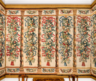 Schloss Bruchsal - Hauptbau / Corps de Logis - Beletage - Garderobenzimmer / Pagenzimmer - Nördliche Wand - Blick auf fünf Bahnen der Veston-Tapisserien, auch als "Vestontapete" bezeichnet (linke drei Bahnen: Inv.Nr. G 168a, Höhe 320 cm, Breite 253 cm; rechte zwei Bahnen: Inv.Nr. G 138a, Höhe 325 cm, Breite 172 cm; hergestellt vermutlich in Flandern um 1700) (aufgenommen im Januar 2020, am späten Vormittag) Schloss Bruchsal - Hauptbau / Corps de Logis - Beletage - Garderobenzimmer / Pagenzimmer - Nördliche Wand - Blick auf fünf Bahnen der Veston-Tapisserien, auch als "Vestontapete" bezeichnet (linke drei Bahnen: Inv.Nr. G 168a, Höhe 320 cm, Breite 253 cm; rechte zwei Bahnen: Inv.Nr. G 138a, Höhe 325 cm, Breite 172 cm; hergestellt vermutlich in Flandern um 1700) (aufgenommen im Januar 2020, am späten Vormittag)