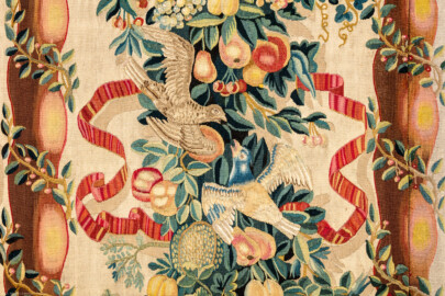 Schloss Bruchsal - Hauptbau / Corps de Logis - Beletage - Garderobenzimmer / Pagenzimmer - Nördliche Wand - Blick auf einen Ausschnitt (rechte Bahn, Mitte) mit zwei Vögeln aus einer Veston-Tapisserie (Tapisserie Inv.Nr. G 168a, Höhe 320 cm, Breite 253 cm; Tapisserie vermutlich hergestellt in Flandern um 1700) (aufgenommen im Januar 2020, um die Mittagszeit) Schloss Bruchsal - Hauptbau / Corps de Logis - Beletage - Garderobenzimmer / Pagenzimmer - Nördliche Wand - Blick auf einen Ausschnitt (rechte Bahn, Mitte) mit zwei Vögeln aus einer Veston-Tapisserie (Tapisserie Inv.Nr. G 168a, Höhe 320 cm, Breite 253 cm; Tapisserie vermutlich hergestellt in Flandern um 1700) (aufgenommen im Januar 2020, um die Mittagszeit)