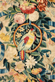 Schloss Bruchsal - Hauptbau / Corps de Logis - Beletage - Garderobenzimmer / Pagenzimmer - Nördliche Wand - Blick auf einen Ausschnitt (mittlere Bahn, Mitte) mit einem Papagei aus einer Veston-Tapisserie (Tapisserie Inv.Nr. G 168a, Höhe 320 cm, Breite 253 cm; Tapisserie vermutlich hergestellt in Flandern um 1700) (aufgenommen im Januar 2020, um die Mittagszeit) Schloss Bruchsal - Hauptbau / Corps de Logis - Beletage - Garderobenzimmer / Pagenzimmer - Nördliche Wand - Blick auf einen Ausschnitt (mittlere Bahn, Mitte) mit einem Papagei aus einer Veston-Tapisserie (Tapisserie Inv.Nr. G 168a, Höhe 320 cm, Breite 253 cm; Tapisserie vermutlich hergestellt in Flandern um 1700) (aufgenommen im Januar 2020, um die Mittagszeit)