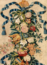 Schloss Bruchsal - Hauptbau / Corps de Logis - Beletage - Garderobenzimmer / Pagenzimmer - Nördliche Wand - Blick auf einen Ausschnitt (linke Bahn, oben) mit Girlanden, Blumen und Blättern aus einer Veston-Tapisserie (Tapisserie Inv.Nr. G 138a, Höhe 325 cm, Breite 172 cm; Tapisserie vermutlich hergestellt in Flandern um 1700) (aufgenommen im Januar 2020, am frühen Nachmittag) Schloss Bruchsal - Hauptbau / Corps de Logis - Beletage - Garderobenzimmer / Pagenzimmer - Nördliche Wand - Blick auf einen Ausschnitt (linke Bahn, oben) mit Girlanden, Blumen und Blättern aus einer Veston-Tapisserie (Tapisserie Inv.Nr. G 138a, Höhe 325 cm, Breite 172 cm; Tapisserie vermutlich hergestellt in Flandern um 1700) (aufgenommen im Januar 2020, am frühen Nachmittag)