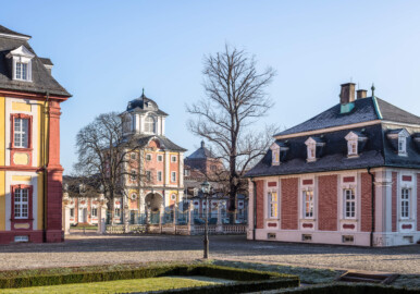 Schloss Bruchsal - Damianstor / Hofkontrollamt - Von Südwest - Blick von der Mitte des Ehrenhofs nach Nordost auf das Damianstor (Mitte), das Hofkontrollamt (rechts) und den Kammerflügel (links) (aufgenommen im Februar 2020, am Vormittag) Schloss Bruchsal - Damianstor / Hofkontrollamt - Von Südwest - Blick von der Mitte des Ehrenhofs nach Nordost auf das Damianstor (Mitte), das Hofkontrollamt (rechts) und den Kammerflügel (links) (aufgenommen im Februar 2020, am Vormittag)