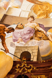 Schloss Bruchsal - Hauptbau / Corps de Logis - Beletage - Fürstensaal - Decke, äußere Zone, Nordostecke - Ausschnitt aus der nordöstlichen äußeren Zone - Ausschnitt aus der Darstellung der Salzgewinnung, ein wichtiger Wirtschaftszweig Bruchsals - Mittig oben (Frau mit Schlüssel in der Hand): Darstellung der Erdgöttin Cybele mit den Attributen der Erde (Mauerkrone, Löwe und Früchtekorb); aus ihrer Brust fließt Salzwasser, das auf dem Herd verdampft (Deckenfresko urspünglich gemalt 1751 von Johannes Zick, originalgetreu rekonstruiert 1966 bis 1969 von Wolfram Köberl) (aufgenommen im Februar 2020, um die Mittagszeit) Schloss Bruchsal - Hauptbau / Corps de Logis - Beletage - Fürstensaal - Decke, äußere Zone, Nordostecke - Ausschnitt aus der nordöstlichen äußeren Zone - Ausschnitt aus der Darstellung der Salzgewinnung, ein wichtiger Wirtschaftszweig Bruchsals - Mittig oben (Frau mit Schlüssel in der Hand): Darstellung der Erdgöttin Cybele mit den Attributen der Erde (Mauerkrone, Löwe und Früchtekorb); aus ihrer Brust fließt Salzwasser, das auf dem Herd verdampft (Deckenfresko urspünglich gemalt 1751 von Johannes Zick, originalgetreu rekonstruiert 1966 bis 1969 von Wolfram Köberl) (aufgenommen im Februar 2020, um die Mittagszeit)