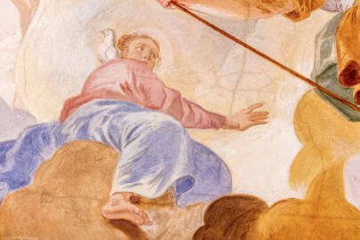 Schloss Bruchsal - Hauptbau / Corps de Logis - Beletage - Fürstensaal - Decke, innere Zone, südwestlich des Zentrums der Decke - Darstellung einer Frau mit Taube auf der Schulter als Allegorie der Treue zu Gott und zum Bistum Speyer (Deckenfresko urspünglich gemalt 1751 von Johannes Zick, originalgetreu rekonstruiert 1966 bis 1969 von Wolfram Köberl) (aufgenommen im Februar 2020, um die Mittagszeit)