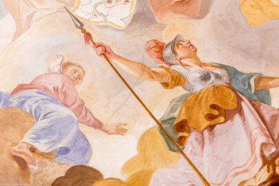 Schloss Bruchsal - Hauptbau / Corps de Logis - Beletage - Fürstensaal - Decke, innere Zone, südwestlich des Zentrums der Decke - Rechts: Darstellung der Athene, Göttin der Künste und der Kriegskunst, mit Federhelm und Lanze; links: Darstellung einer Frau mit Taube auf der Schulter als Allegorie der Treue zu Gott und zum Bistum Speyer (Deckenfresko urspünglich gemalt 1751 von Johannes Zick, originalgetreu rekonstruiert 1966 bis 1969 von Wolfram Köberl) (aufgenommen im Februar 2020, um die Mittagszeit) Schloss Bruchsal - Hauptbau / Corps de Logis - Beletage - Fürstensaal - Decke, innere Zone, südwestlich des Zentrums der Decke - Rechts: Darstellung der Athene, Göttin der Künste und der Kriegskunst, mit Federhelm und Lanze; links: Darstellung einer Frau mit Taube auf der Schulter als Allegorie der Treue zu Gott und zum Bistum Speyer (Deckenfresko urspünglich gemalt 1751 von Johannes Zick, originalgetreu rekonstruiert 1966 bis 1969 von Wolfram Köberl) (aufgenommen im Februar 2020, um die Mittagszeit)