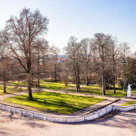 Schloss Bruchsal - Schlossterrasse, Südwestseite - Blick vom westlichen Balkon auf die südwestliche Terrasse im Winter (aufgenommen im Februar 2020, am Nachmittag) Schloss Bruchsal - Schlossterrasse, Südwestseite - Blick vom westlichen Balkon auf die südwestliche Terrasse im Winter (aufgenommen im Februar 2020, am Nachmittag)