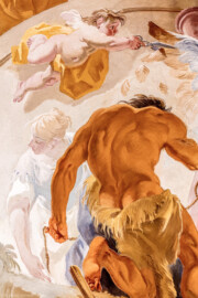 Schloss Bruchsal - Hauptbau / Corps de Logis - Beletage - Marmorsaal / Kaisersaal - Deckenfresko, äußere Zone, südöstlich des Zentrums der Decke - Unten: Darstellung des Herakles / Hercules; oben: ein Putto stutzt die Flügel von Fortuna (Deckenfresko urspünglich gemalt 1754 von Johannes Zick, originalgetreu rekonstruiert 1971 bis 1974 von Wolfram Köberl; Stuck urspünglich von Johann Michael Feuchtmayer dem Jüngeren, rekonstruiert 1962 bis 1969 von Jakob und Josef Schnitzer) (aufgenommen im Februar 2020, am Nachmittag)