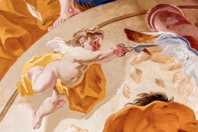 Schloss Bruchsal - Hauptbau / Corps de Logis - Beletage - Marmorsaal / Kaisersaal - Deckenfresko, äußere Zone, südöstlich des Zentrums der Decke - Oben links: ein Putto stutzt mit einer Schere die Flügel von Fortuna; unten rechts: Herakles bindet Fortuna an einer Säule fest (Deckenfresko urspünglich gemalt 1754 von Johannes Zick, originalgetreu rekonstruiert 1971 bis 1974 von Wolfram Köberl; Stuck urspünglich von Johann Michael Feuchtmayer dem Jüngeren, rekonstruiert 1962 bis 1969 von Jakob und Josef Schnitzer) (aufgenommen im Februar 2020, am Nachmittag)